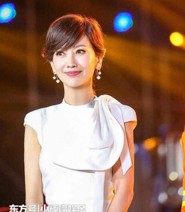  「气质」赵雅芝针织衫配过膝靴，时髦感不输杨幂，谁能想到她已经65岁了