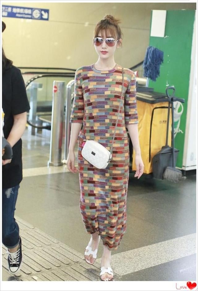 毛晓彤的气质果然不是吹的!80年代格纹裙也能穿出时髦感，就服你