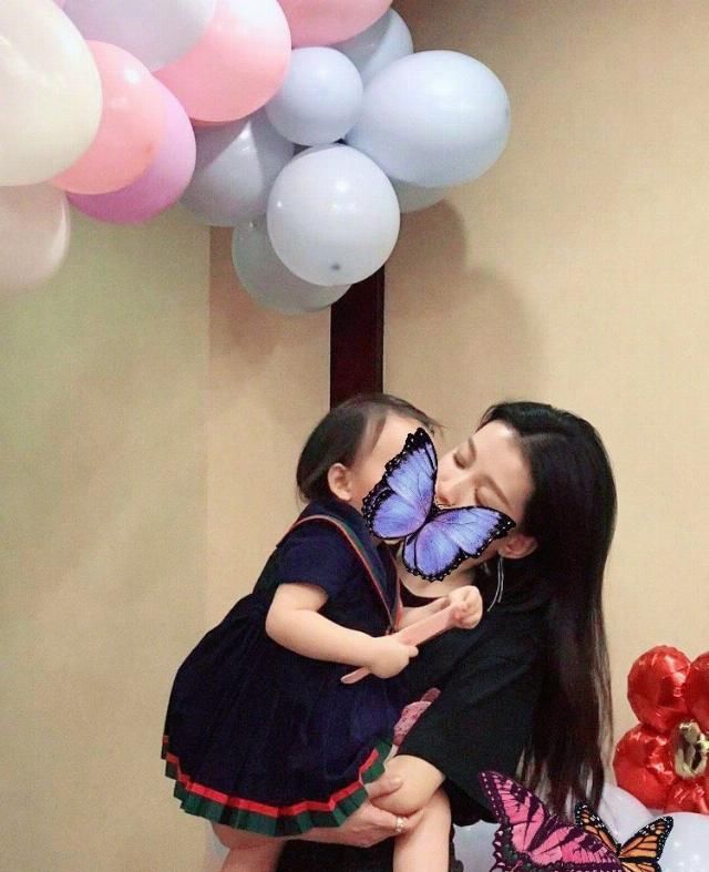 「宝宝」世界小姐张梓琳晒闺女最新照片，胖妹发量令人震惊，与宝宝阶段比照独特