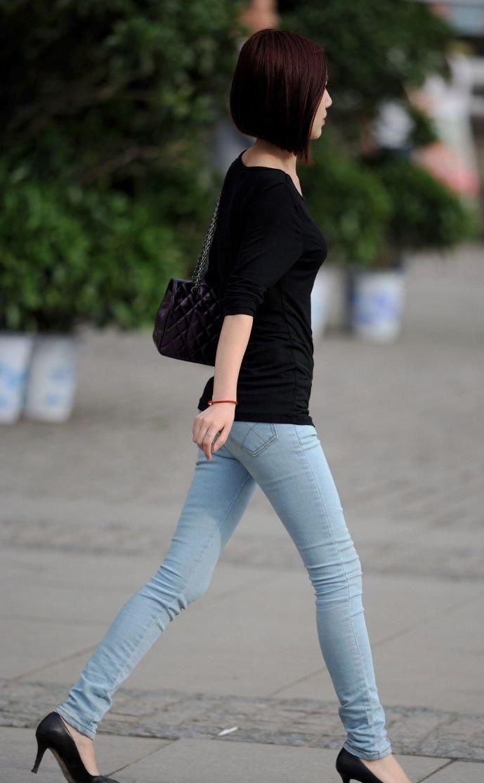 广场街拍:牛仔裤高挑身材美女,走路都带风