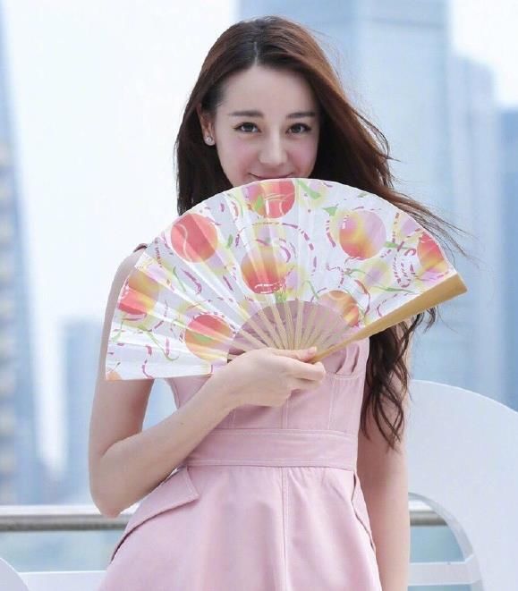 热巴未修图公开,皮肤白到发亮,身材完美,网友:身材比P图后还好