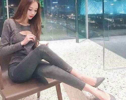 紧身牛仔裤的搭配使双腿线条修长优美,衬托出女性高傲的气质!