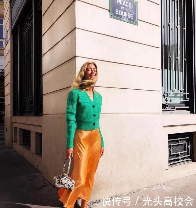 『时尚利器』今年风衣不吃香了,现在时兴的是“针织开衫”,保暖时髦谁穿谁美
