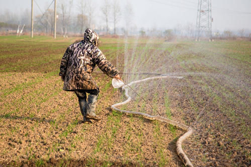  [村民]北方降雨量少却有个水上村，村民开荒种菜，掘地一尺浇水