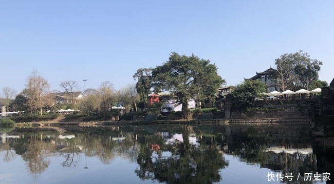 一座2000多年的村西古镇，里面古榕树树冠20余米宽，美食也不少！