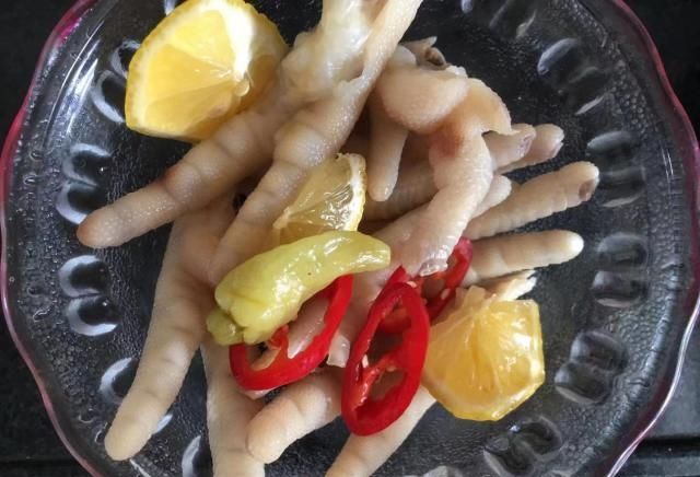  「柠檬鸡爪」它是天然的“护肤品”，口感Q弹嫩滑，满满的胶原蛋白，远离皱纹