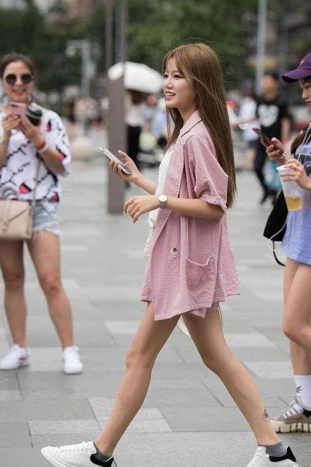 街拍: 小姐姐一身红色连衣裙, 尽显女人成熟魅力, 性感高贵