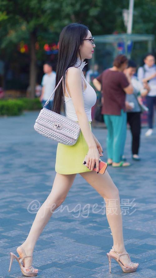 街拍:穿搭清新脱俗的小美女,身材凹凸有致,令人艳羡