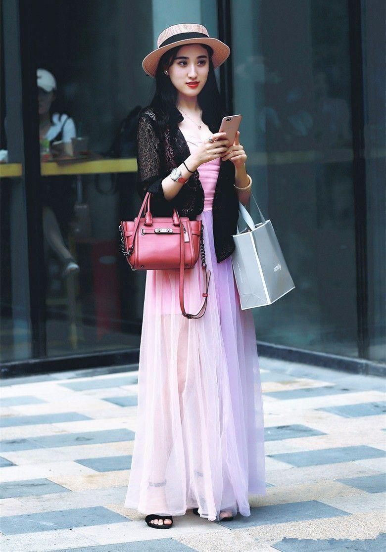 街拍美女高挑挺拔大长腿身形，最后一张看时间长了容易流鼻血!!