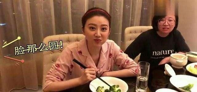 景甜摆拍假吃被网友当场戳穿，女明星的瘦身秘笈居然是这样