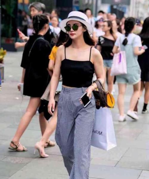  美女■街拍：艳若桃李的美女，一件黑色连衣裙外搭深色外套，时尚气质范