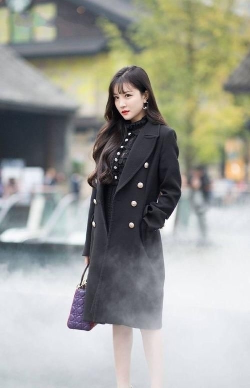 『 底裤』展现甜美气息,街拍:打底裤美女的搭配使得整体魅力提升