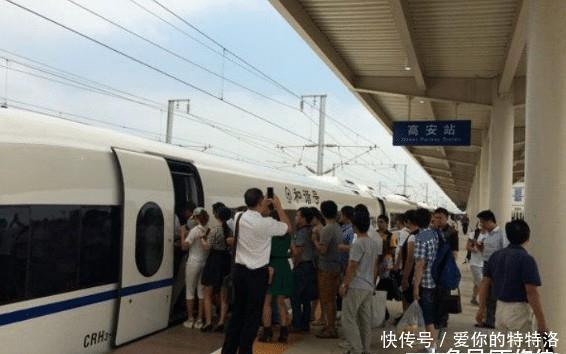  [开走]乘坐高铁，下车抽烟时车开走了怎么办？乘务员：只需问一