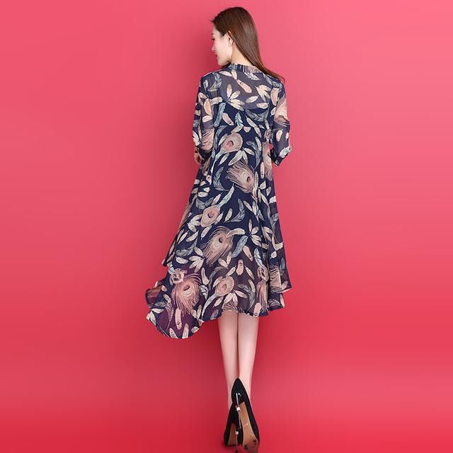 现在的女人真会打扮，外出都穿这“欧根纱”，纤薄透气又迷人