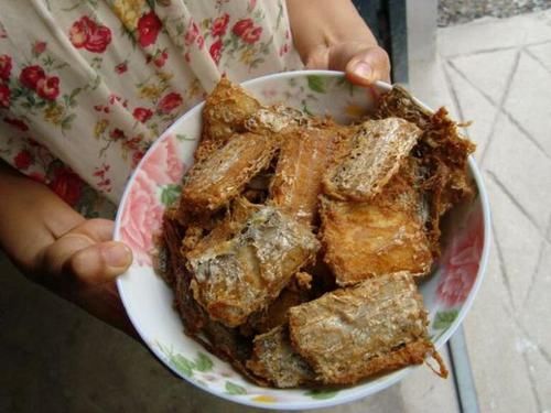  「油坊」农村油坊“免费压榨花生油”，只要花生饼渣，靠什么盈