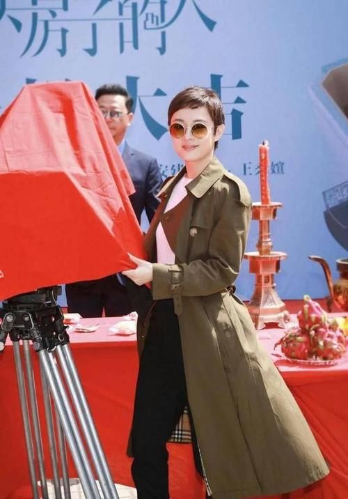 「感觉」孙俪虽然瘦但五官精致，穿风衣戴墨镜高调亮相，霸气侧漏美翻了