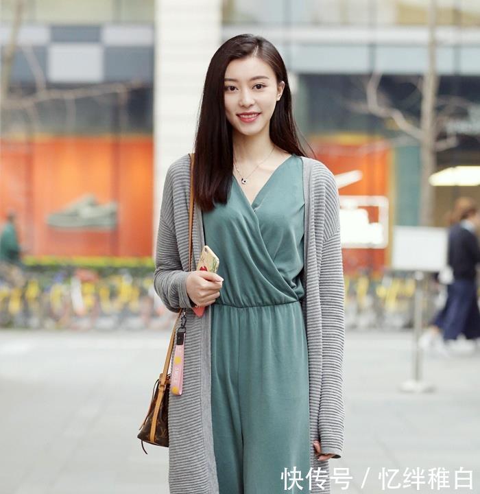 『香肩』街拍美丽的小姐姐,纤腰美腿,走在路上回头率非常高