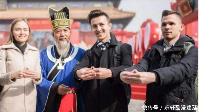 美国小伙到中国旅游,向网友求助,外国人给的建议让人蒙圈