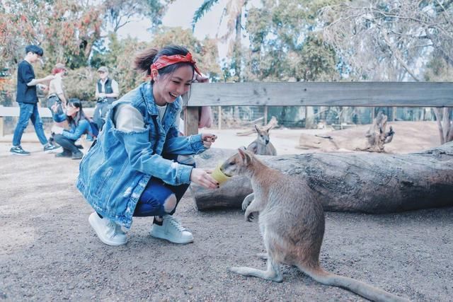 邓紫棋摆脱皮裤，一身休闲装逆袭成女神，网友:是初恋的感觉!