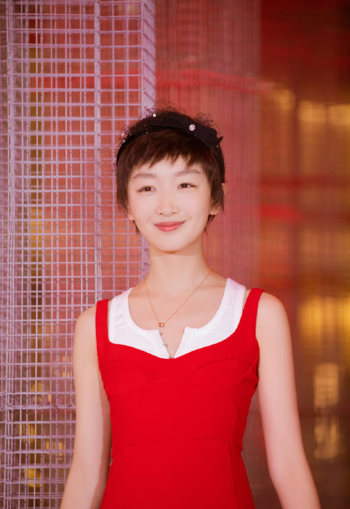 周冬雨身穿一袭红色连衣裙,尽显女神气质,网友:发型才是亮点