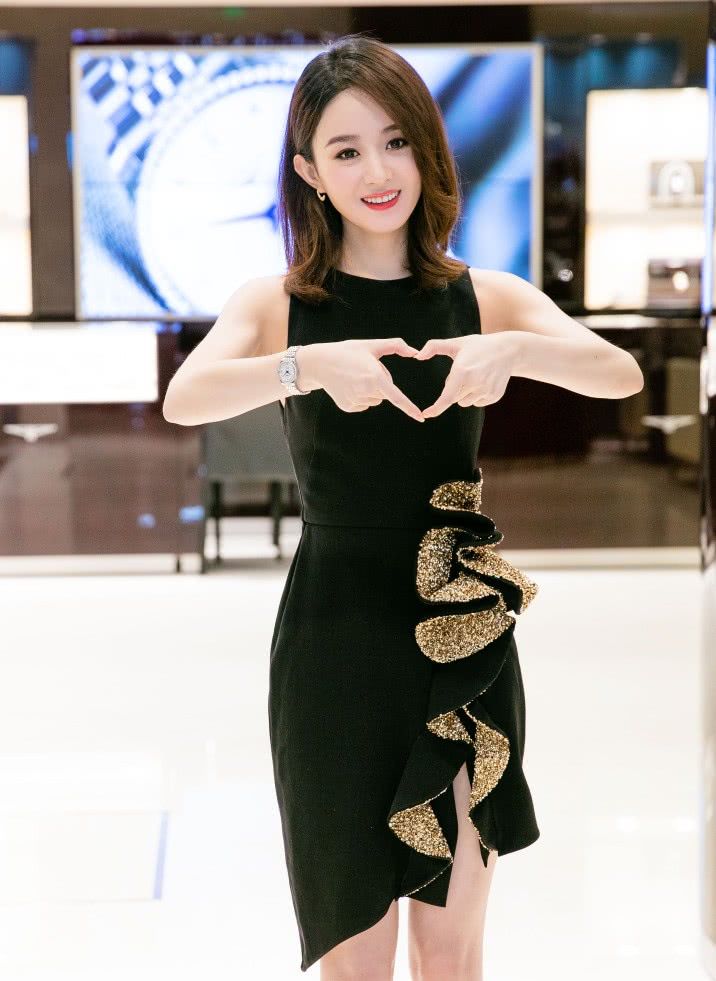 赵丽颖嫌黑裙不够突出，随手挂上一串“金木耳”，瞬间就美了