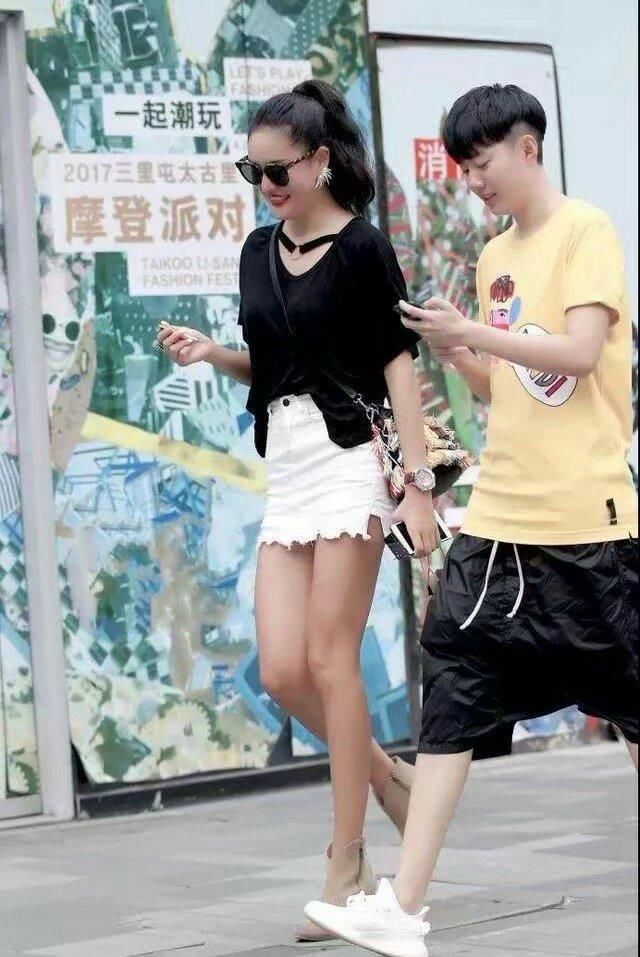 东莞街拍 街头辣妹不光有颜值有胸有长腿，即便是仙女也不过如此