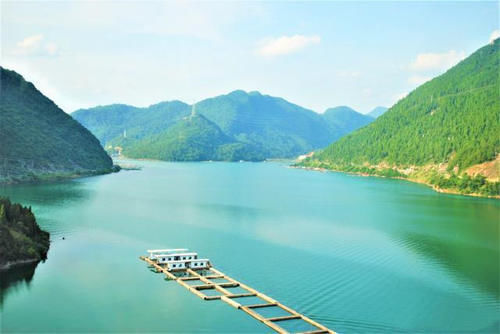 中国最大的人工湖，有数千座岛屿，为了修筑它付出了很多