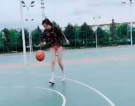 穿粉色短裤的长腿小姐姐打篮球被偷拍，传到网上后爆红!