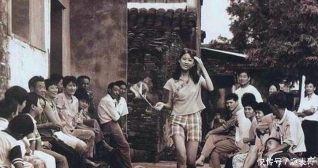 『美女』80年代老照片:穿着时尚的美女被围观,卖冰棍的场景看不到了