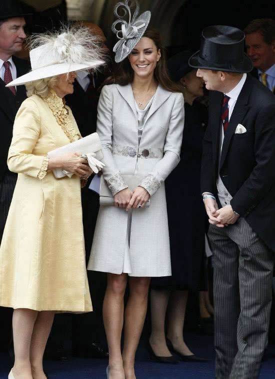 都是黄色连衣裙, 凯特王妃穿却比梅根美太多, 只因她多了这样东西