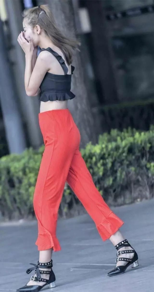 短款吊带抹胸背心搭配阔腿喇叭裤,喜悦活泼非常耀眼