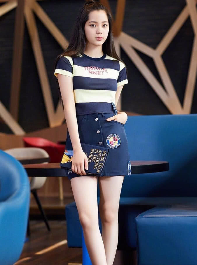 欧阳娜娜出席活动不好好穿裙子秀大长腿,网友:这腿好性感!