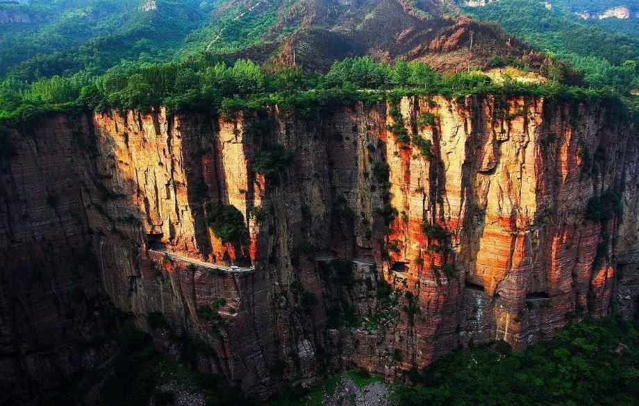 这景点是靠村民凿出来的，每年收门票挣近百万，今这景区让游客烦