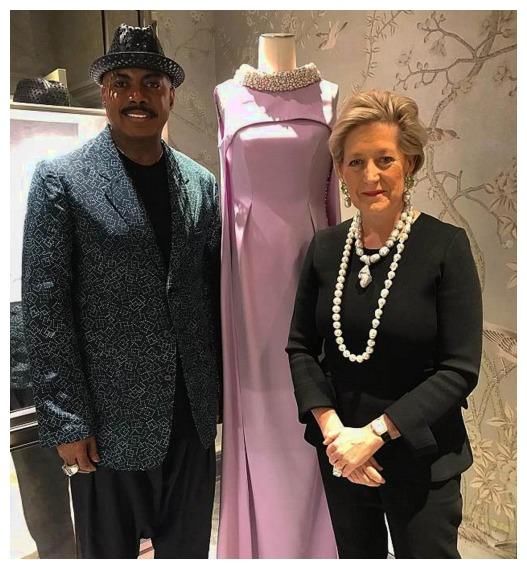 女子穿紫色礼服,花费500多万,网友吐槽:普通而廉价