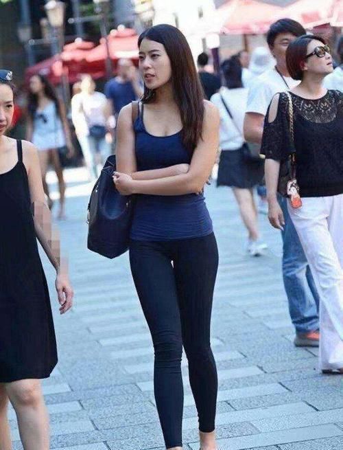 显得|路人街拍,吊带背心与打底裤搭配,穿起来显得十分清爽干练