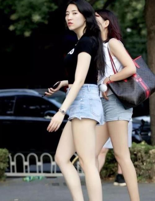  [休闲裤]街拍：亭亭玉立的美女，一件灰色上衣配黑色休闲裤，优雅休闲气息