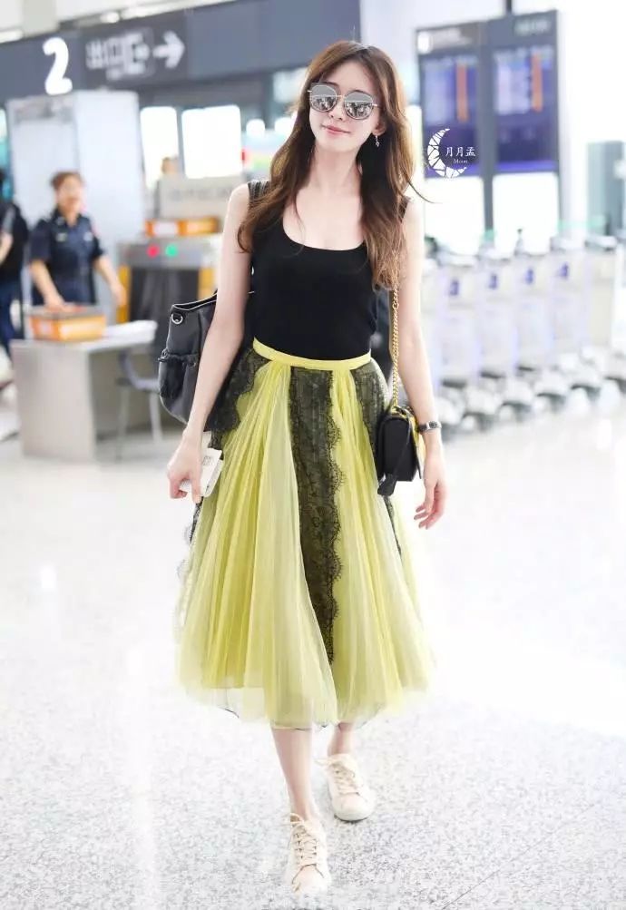 林志玲穿紧身连体裤秀身材,不料却被胯部抢镜,赘肉凸出得很明显