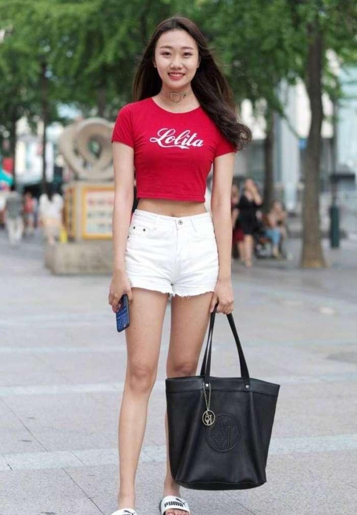 素人街拍: 身材好真是穿什么都好看, 图四是展现水蛇腰