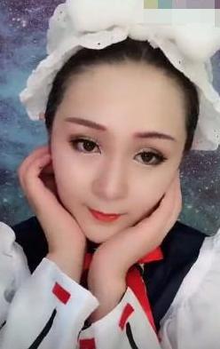 00后小萝莉仿妆《王者荣耀》小妲己，涂上烈焰红唇后，真是娇媚
