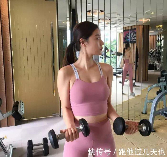 设计|没有白色肩带支撑,这上衣压根不牢固,很容易会掉下来吧?