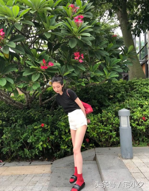 王思聪前女友晒美照，满屏大长腿让人羡慕的不行