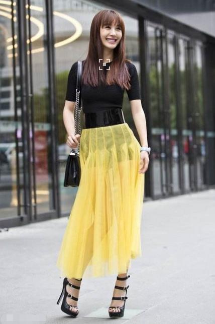 李菲儿又来机场作妖了！短裤只能遮住胯，网友：还好穿了打底裤！