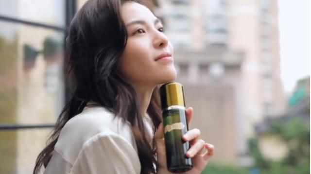 治愈系女神钟楚曦眉眼生花，《芳华》惊鸿一瞥让人心醉