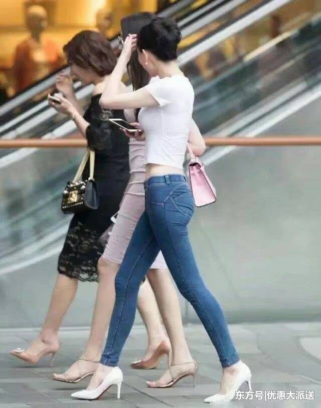 牛仔裤搭配高跟鞋凸显成熟女人味，胖瘦都适宜