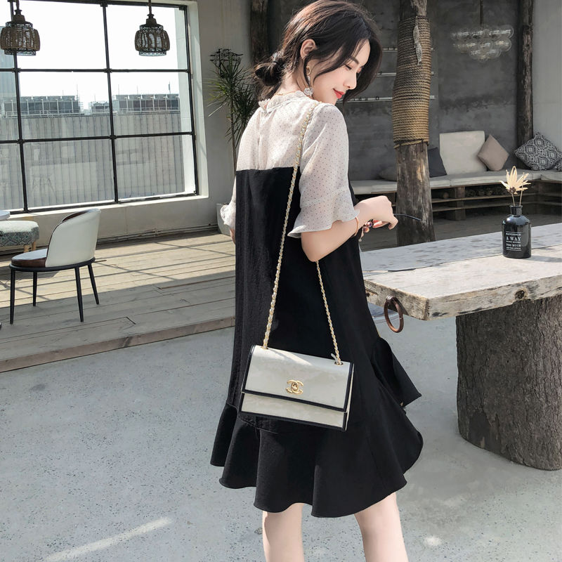 公司秘书穿上鱼尾裙勾勒出性感有致的曲线，成了全公司的焦点