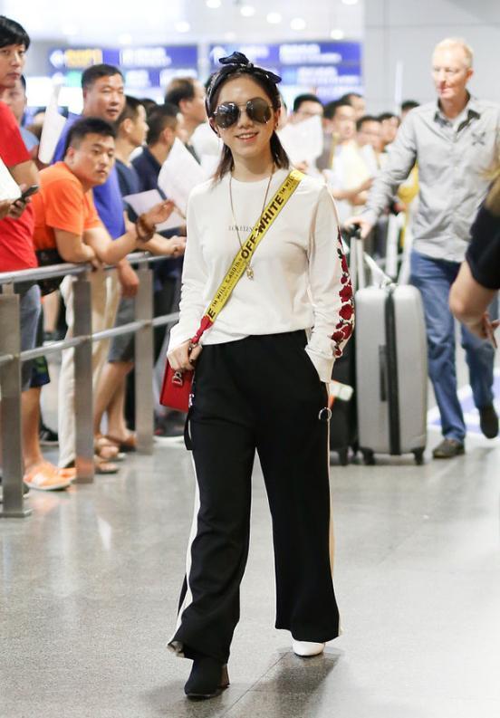 马伊琍你真是过分了, 穿着这么薄的背心出门 网友: 邓紫棋的开叉