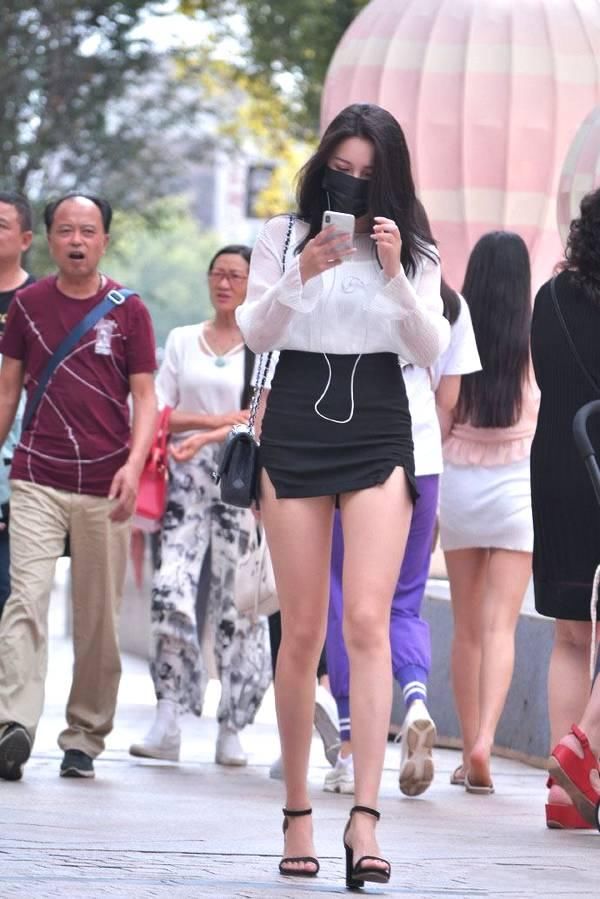 街拍：小姐姐修长的大长腿了还穿上高跟鞋，快高到没男朋友了吧！