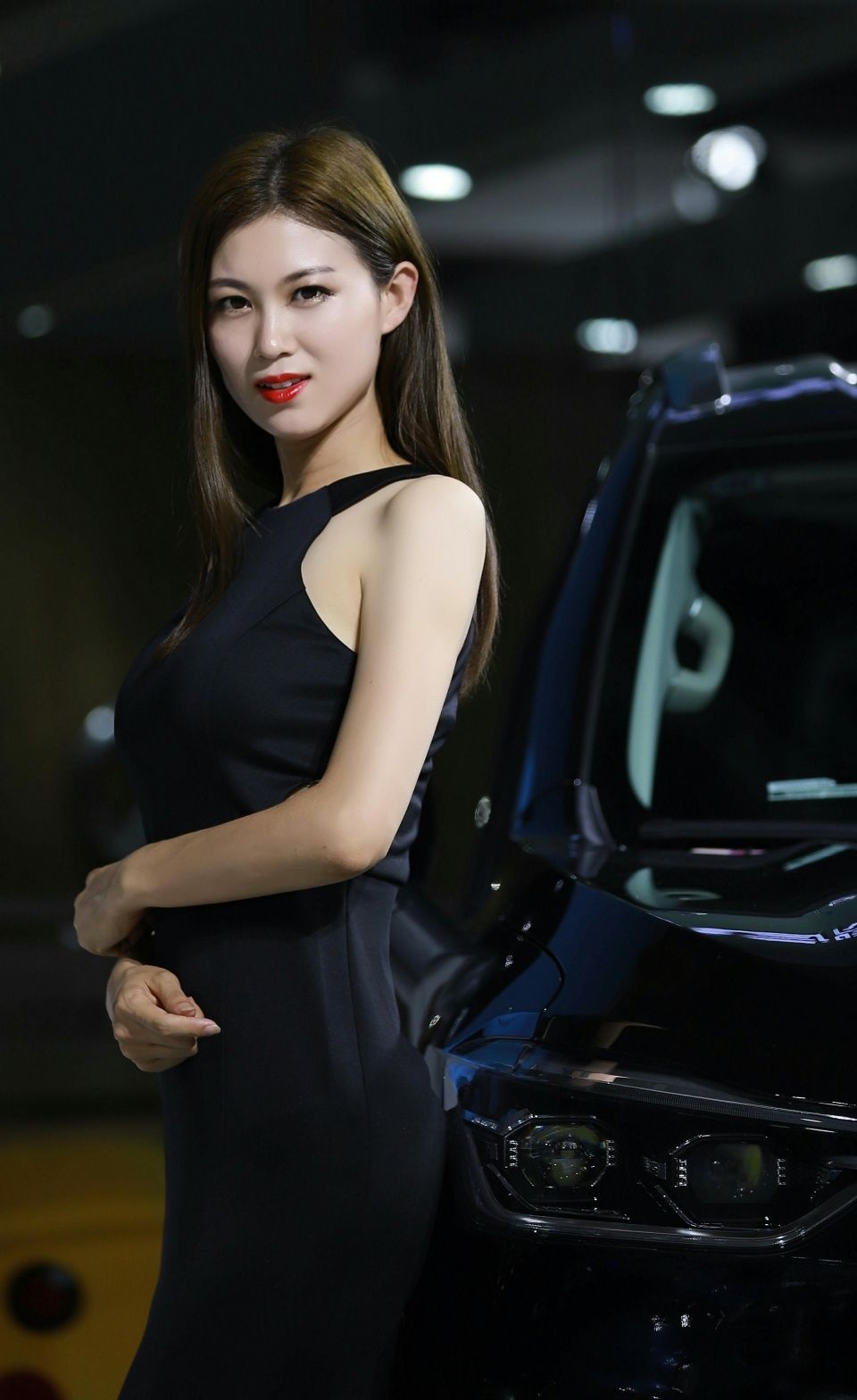 身材好、气质佳、台风棒！车展上这位黑裙姐姐好养眼啊