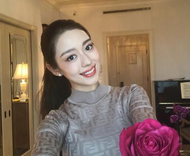 [生活]郎朗妻子浓妆直播，口红快涂到人中太浮夸，自曝每日吃燕窝生活似贵妇