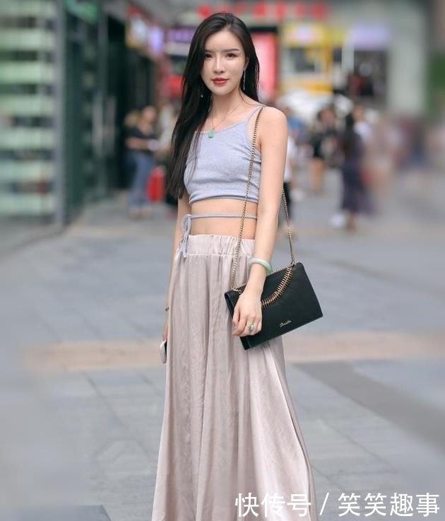  「美女」美女街拍：身姿高挑的小姐姐，穿搭吊带裙，衬托出时尚美感！